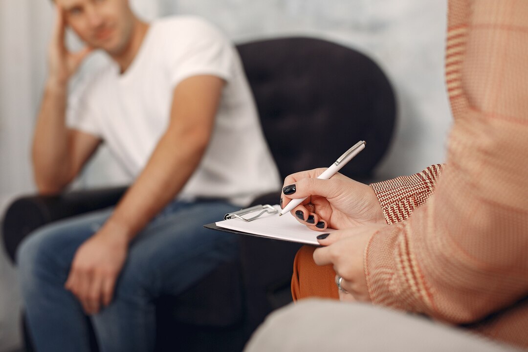 man sitting psychologist s office talking about problems 1157 28351 1