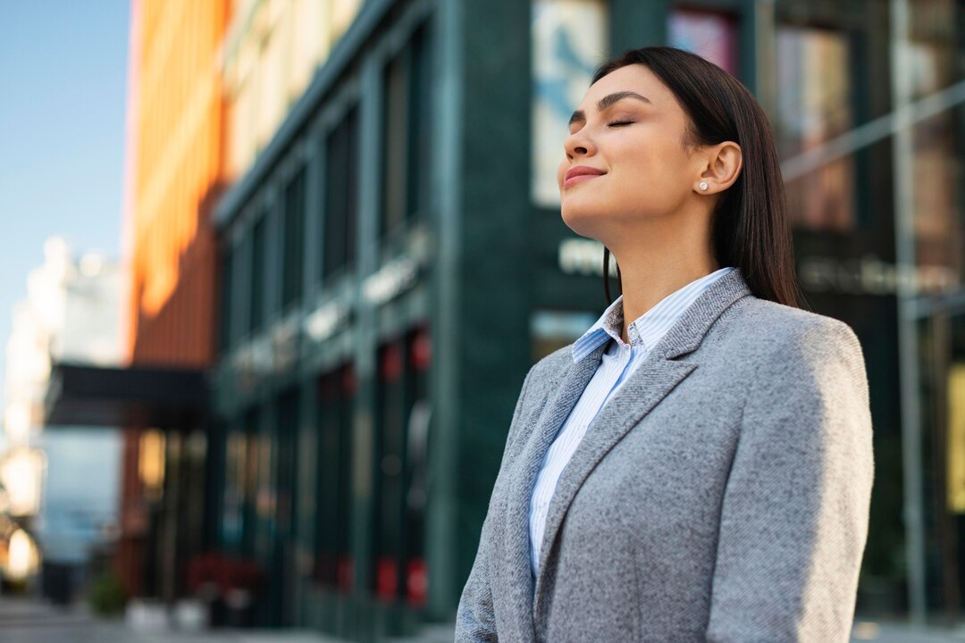 side view businesswoman outdoors city 23 2148767036